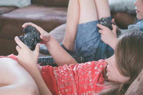 Comment les éléments de jeu de survie peuvent-ils être intégrés dans un jeu d'aventure sans compromettre l'histoire?