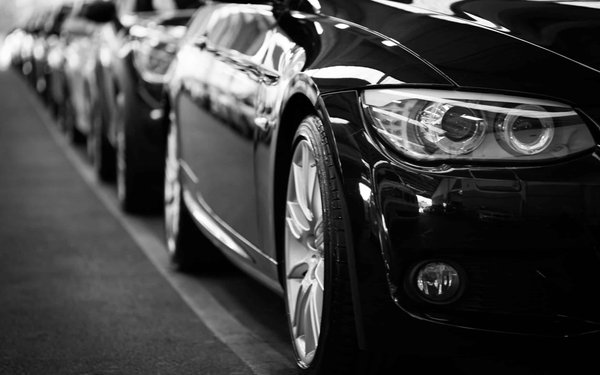 Quelle est l'importance des analyses de données pour une campagne de marketing digital dans le secteur automobile?