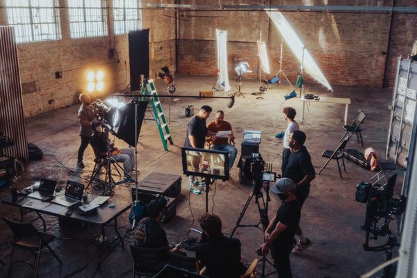 Quelle configuration de RAID est préférable pour une performance optimale dans un environnement de production vidéo?