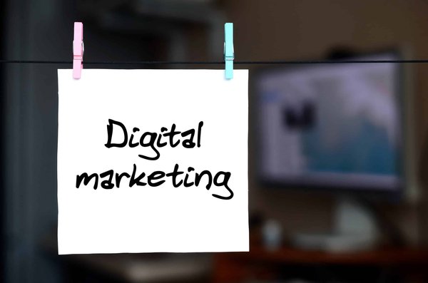 Comment une entreprise de services financiers peut-elle utiliser le marketing digital pour augmenter la fidélité de ses clients?