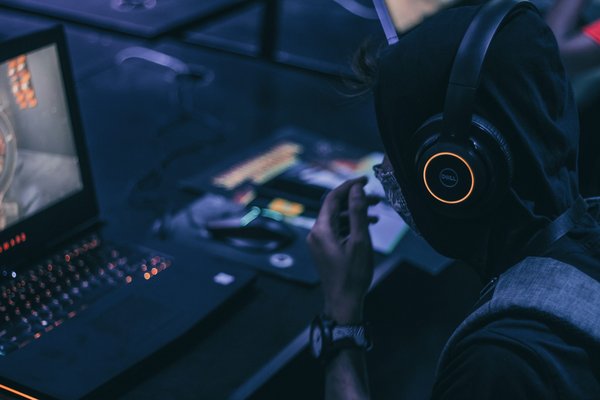 Quelle est la meilleure façon de gérer la thermique dans un laptop gaming compact?