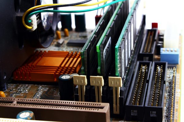 Comment choisir le bon type de RAM pour une utilisation intensive comme le rendu 3D ou la simulation?