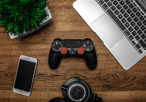 Quelles sont les meilleures pratiques pour gérer les mises à jour de contenu dans un jeu massivement multijoueur pour maintenir l'intérêt des joueurs?