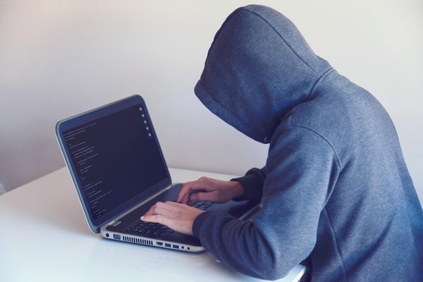 Comment protéger efficacement un réseau informatique d'une petite entreprise contre les cyberattaques?