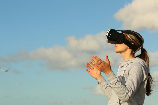 Quelles méthodes pour concevoir un jeu d'évasion en réalité virtuelle qui utilise pleinement les capacités de suivi de mouvement?
