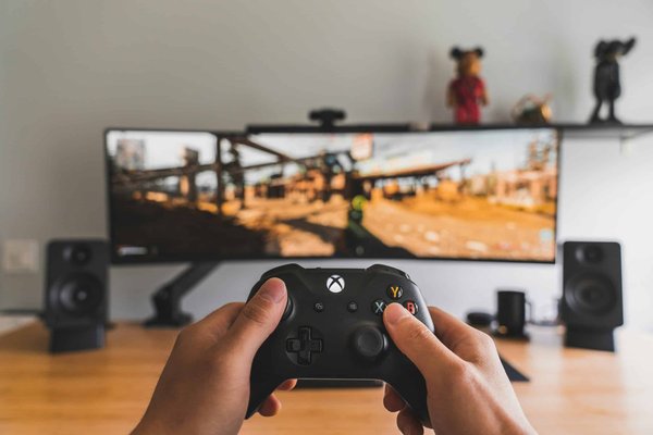 Quels sont les défis spécifiques liés à la traduction de jeux vidéo en plusieurs langues sans perdre les nuances culturelles?