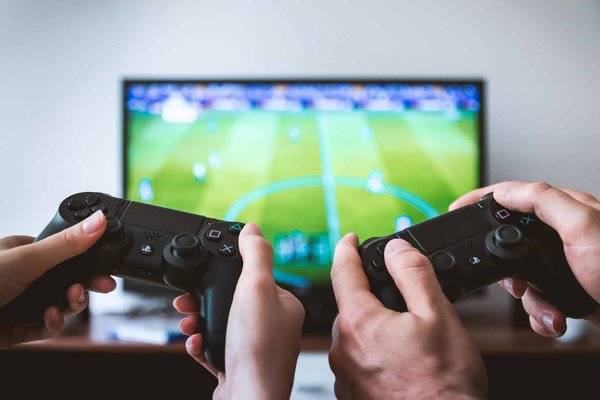 Quelles sont les techniques pour optimiser un jeu pour les consoles de nouvelle génération sans exclure les anciennes plateformes?