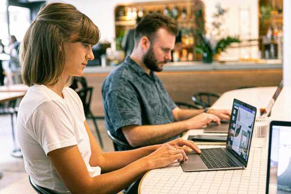 Quelles stratégies de marketing digital sont les plus adaptées pour le lancement d'une application mobile de car sharing?