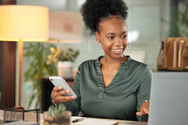 Quelles sont les étapes pour connecter un smartphone à un réseau Wi-Fi caché?