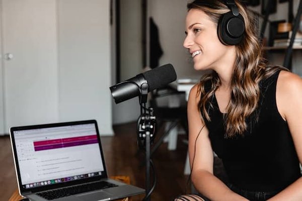 Quels sont les défis de la monétisation des podcasts et quelles stratégies adopter?